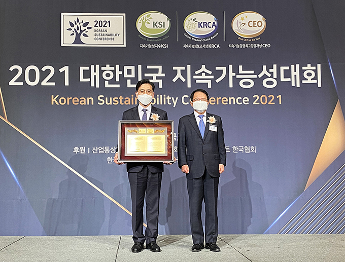 진재승 대표(왼쪽) 지속가능경영 최고경영자상 수상 진재승 대표(왼쪽) 지속가능경영 최고경영자상 수상